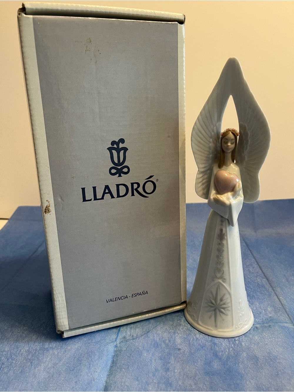 Lladró “Souns of love” Porcelain Angel Figurine.